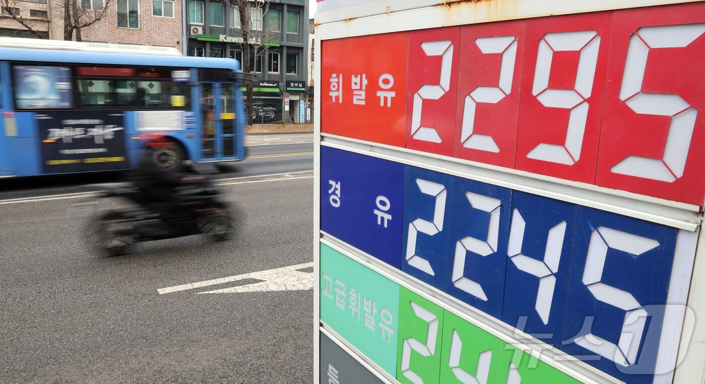 본문 이미지 - 6일 서울의 한 주유소에 유류 가격이 표시돼 있다. 중동 리스크와 수급 불안정성에 따라 서울 평균 휘발유 가격이 리터당 1900원을 넘는 등 국내 기름값이 엿새 연속 오름세를 보이고 있다. 한편, 정부 합동반은 이날부터 주유소를 직접 방문해 가격 동향과 판매 상황을 점검하는 현장 점검에 나설 예정이다. 2026.3.6 ⓒ 뉴스1 김진환 기자