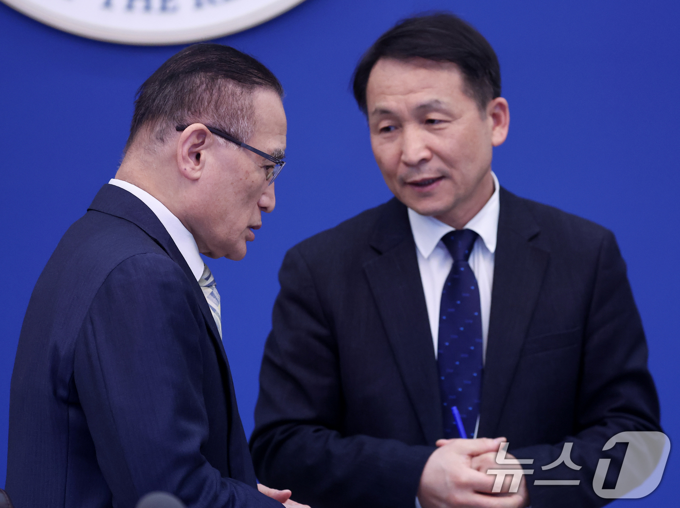 (서울=뉴스1) 허경 기자 = 위성락 국가안보실장이 6일 청와대에서 열린 수석보좌관회의에서 김현종 안보실 제1차장과 대화하고 있다. 2026.3.6/뉴스1