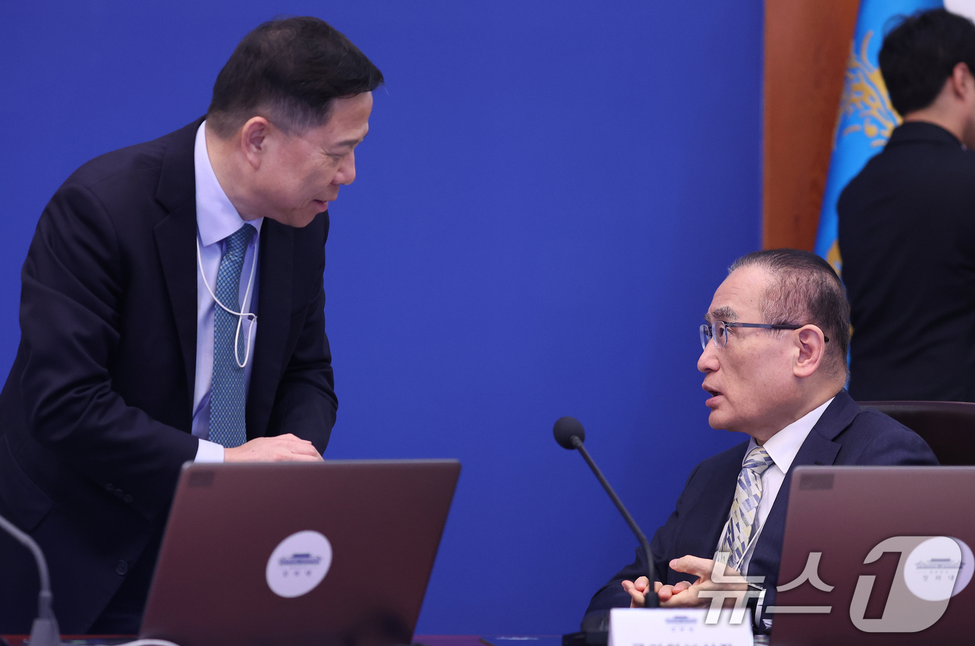 (서울=뉴스1) 허경 기자 = 위성락 국가안보실장이 6일 청와대에서 열린 수석보좌관회의에서 임웅순 안보실 제2차장과 대화하고 있다. 2026.3.6/뉴스1