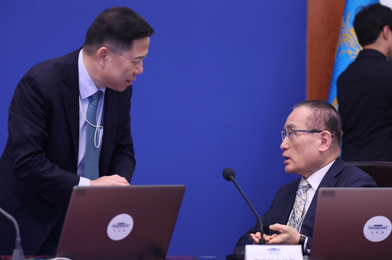 임웅순 2차장과 대화하는 위성락 안보실장