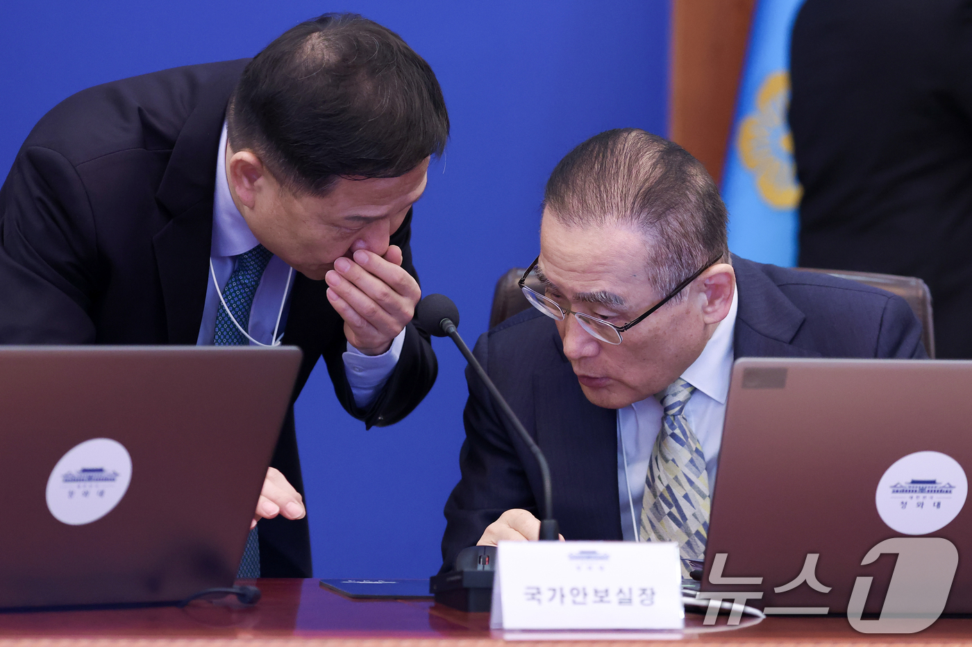 (서울=뉴스1) 허경 기자 = 위성락 국가안보실장이 6일 청와대에서 열린 수석보좌관회의에서 임웅순 안보실 제2차장과 대화하고 있다. 2026.3.6/뉴스1