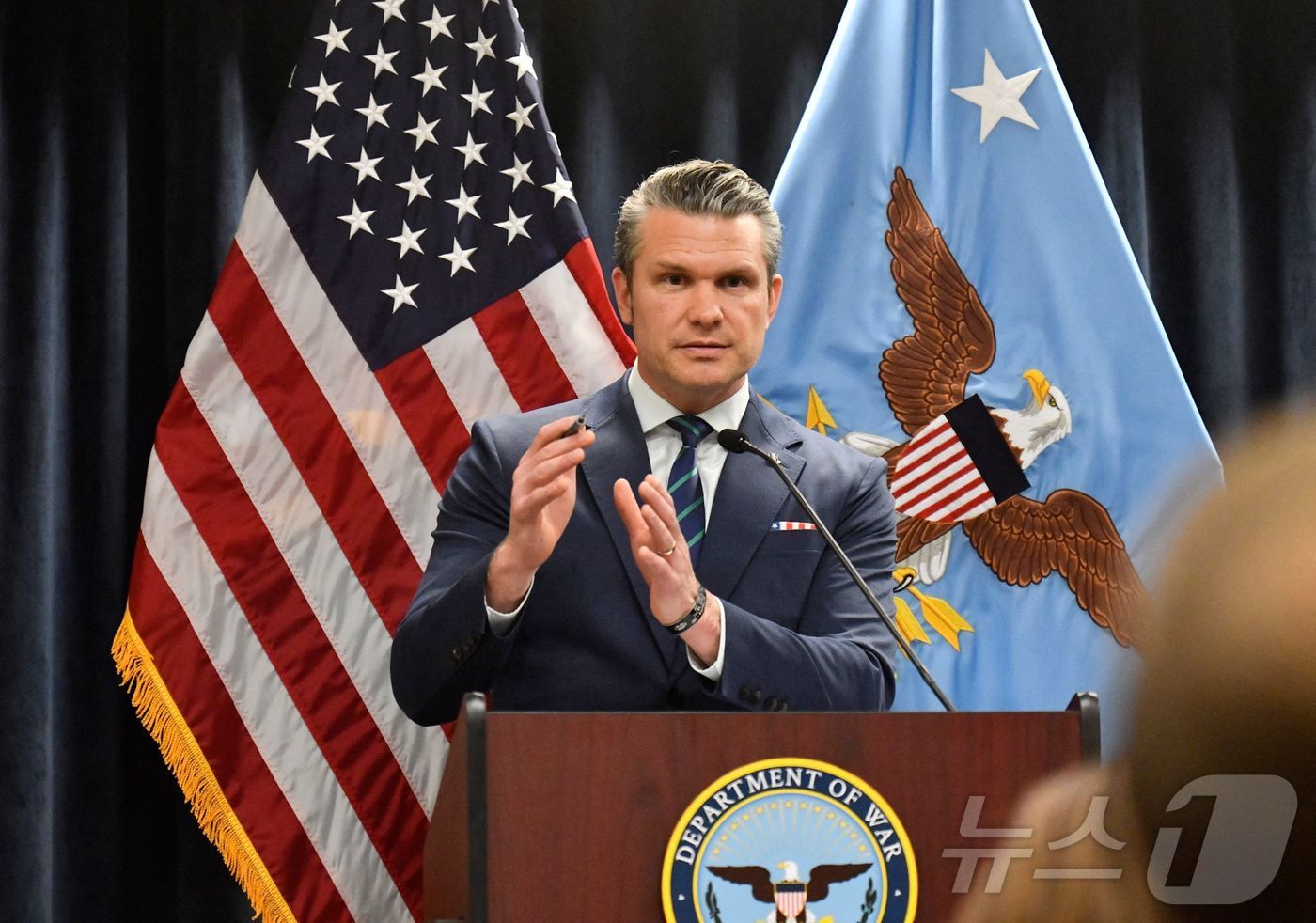 (탬파 AFP=뉴스1) 류정민 특파원 = 피트 헤그세스 미국 국방장관이 5일(현지시간) 플로리다주 탬파 소재 맥딜 공군기지에서 대(對)이란 군사작전 진행 상황에 대해 밝히고 있다. …