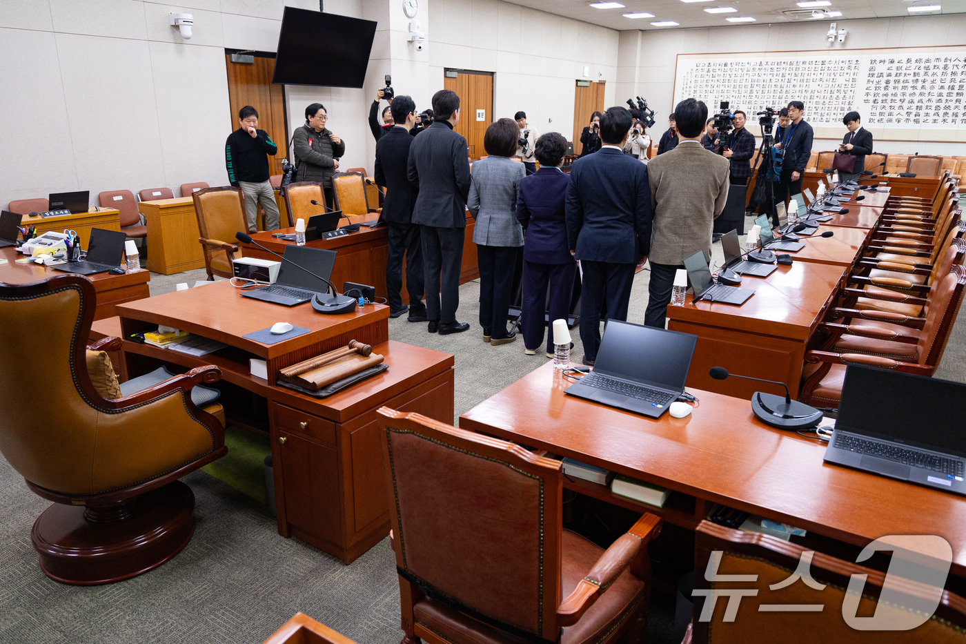 (서울=뉴스1) 유승관 기자 = 국회 법제사법위원회 국민의힘 위원들이 6일 서울 여의도 국회 법사위 회의장에서 추미애 위원장의 전체회의 개회를 요구하며 기자회견을 하고 있다. 20 …