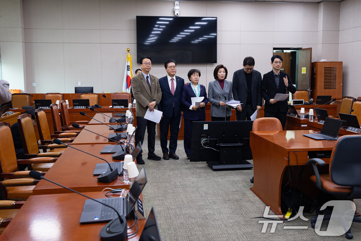 (서울=뉴스1) 유승관 기자 = 국회 법제사법위원회 국민의힘 위원들이 6일 서울 여의도 국회 법사위 회의장에서 추미애 위원장의 전체회의 개회를 요구하며 기자회견을 하고 있다.왼쪽부 …