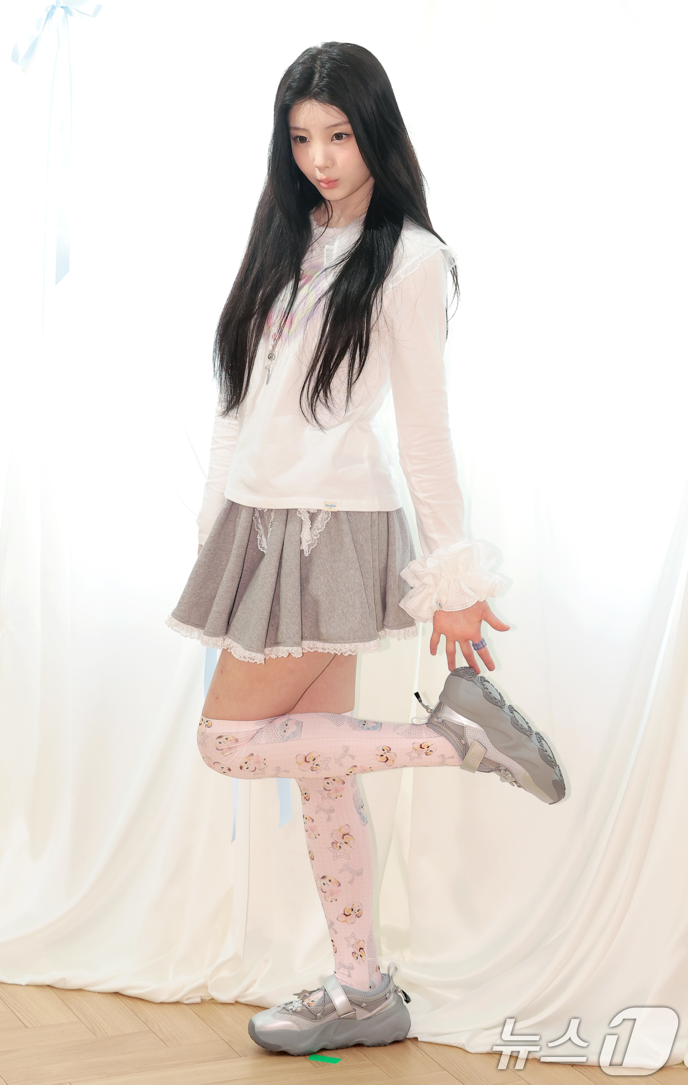 (서울=뉴스1) 권현진 기자 = 그룹 아일릿(ILLIT)의 원희가 6일 서울 성동구 락피쉬웨더웨어에서 열린 락피쉬웨더웨어 X 아일릿 협업 컬렉션 출시 행사에서 포즈를 취하고 있다. …