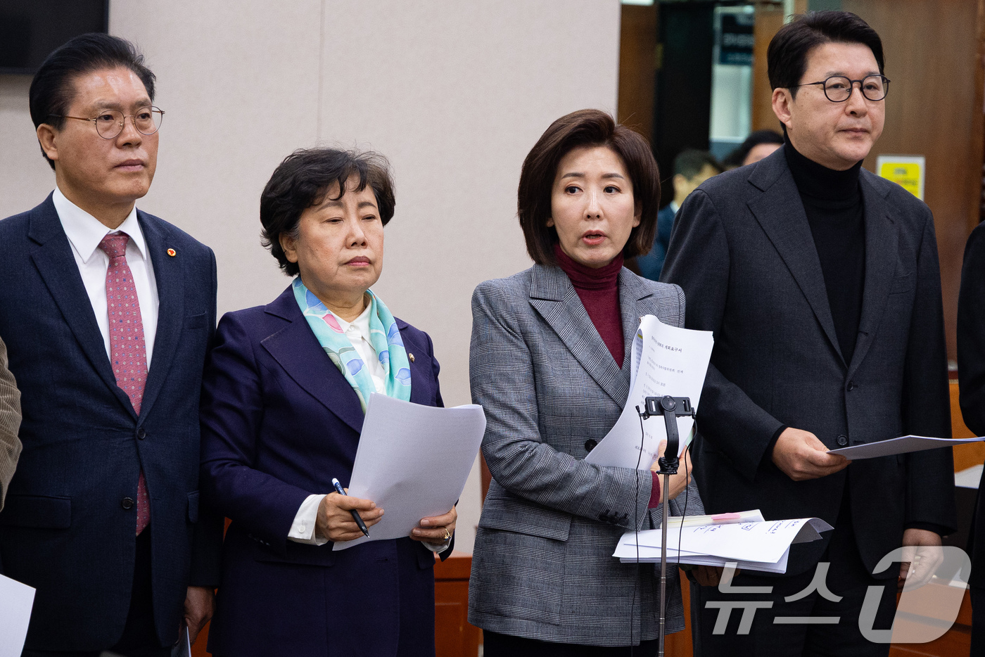 (서울=뉴스1) 유승관 기자 = 국회 법제사법위원회 국민의힘 위원들이 6일 서울 여의도 국회 법사위 회의장에서 추미애 위원장의 전체회의 개회를 요구하며 기자회견을 하고 있다.왼쪽부 …