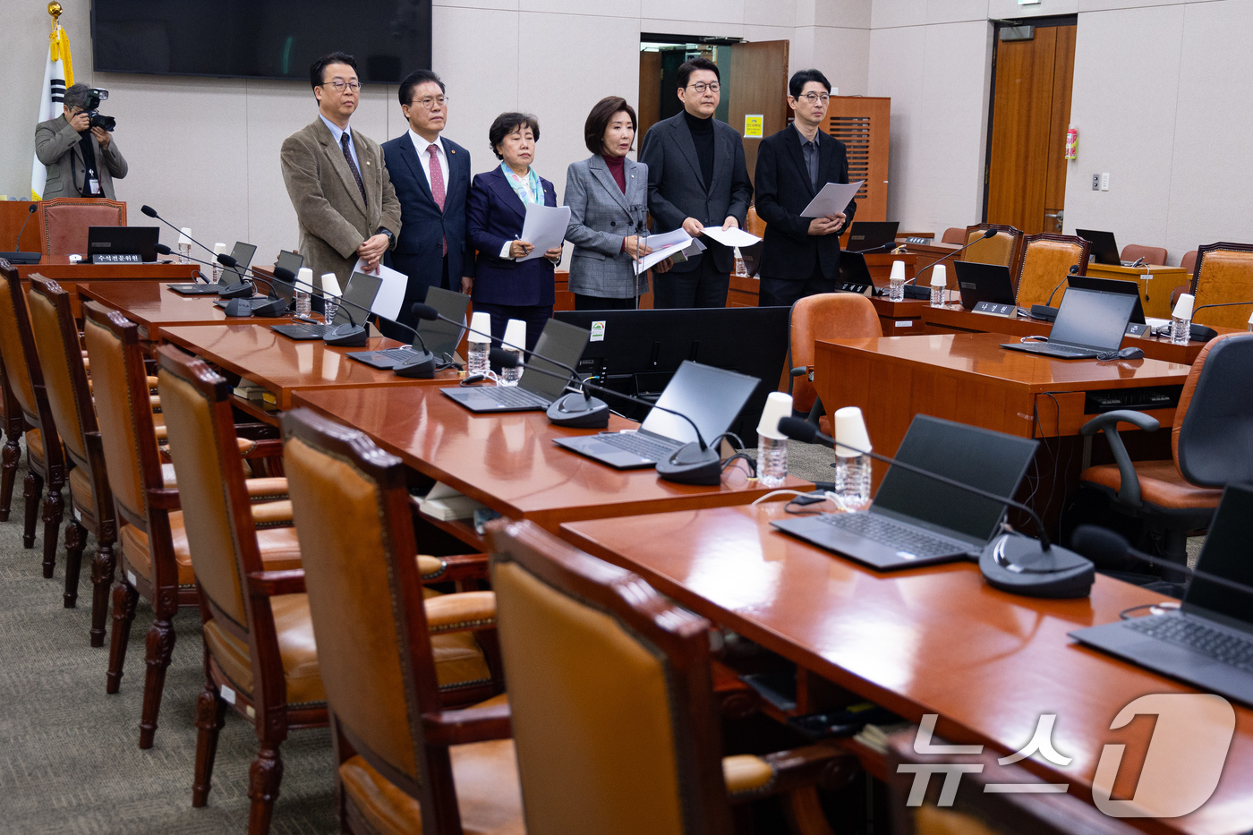 (서울=뉴스1) 유승관 기자 = 국회 법제사법위원회 국민의힘 위원들이 6일 서울 여의도 국회 법사위 회의장에서 추미애 위원장의 전체회의 개회를 요구하며 기자회견을 하고 있다.왼쪽부 …