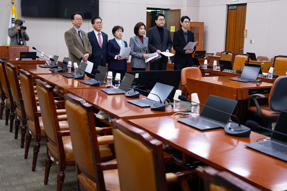 여당 없는 법사위 회의장에서 개회 요구 기자회견하는 국민의힘