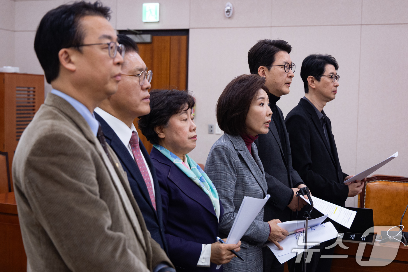 (서울=뉴스1) 유승관 기자 = 국회 법제사법위원회 국민의힘 위원들이 6일 서울 여의도 국회 법사위 회의장에서 추미애 위원장의 전체회의 개회를 요구하며 기자회견을 하고 있다.왼쪽부 …