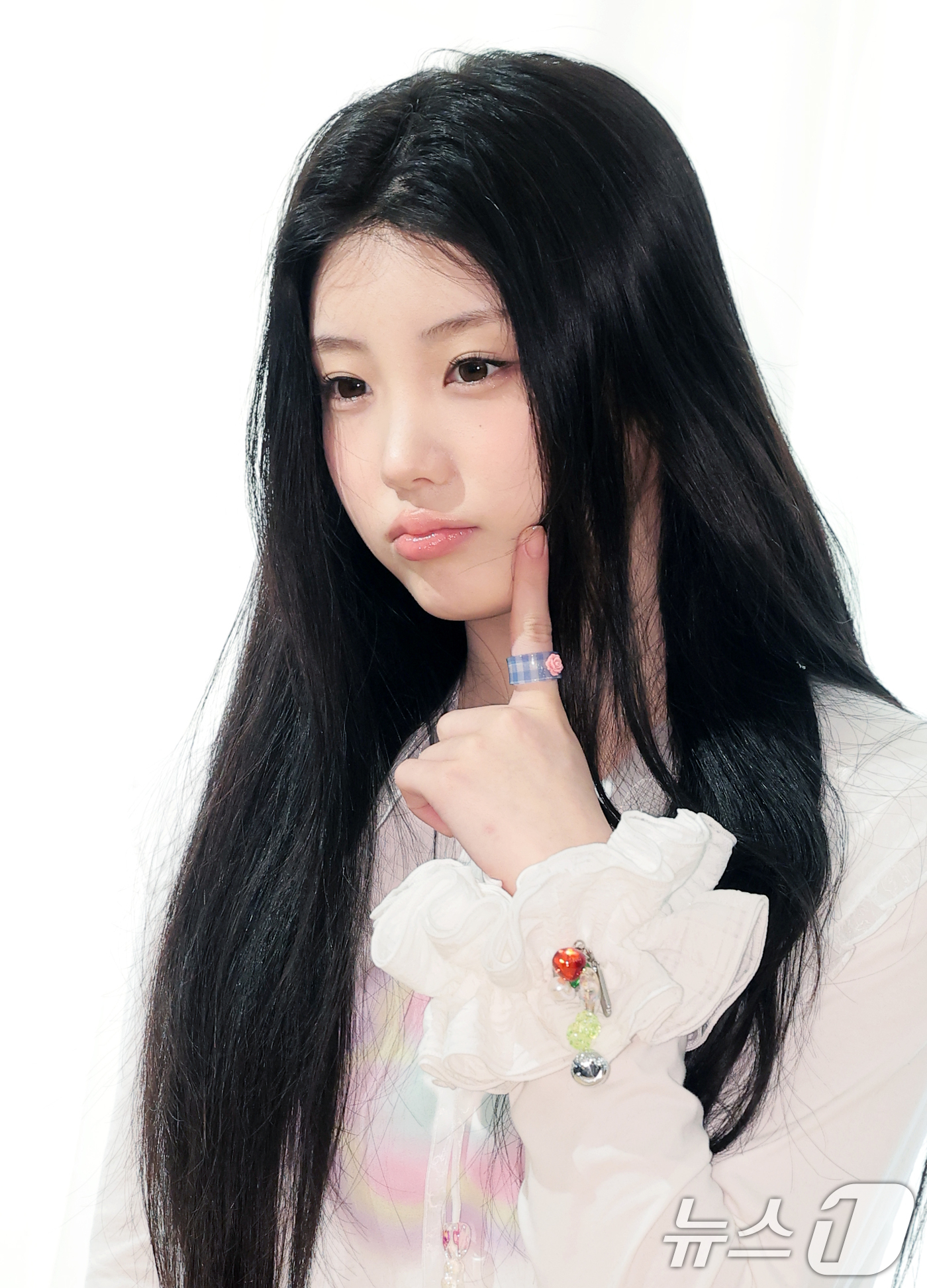 (서울=뉴스1) 권현진 기자 = 그룹 아일릿(ILLIT)의 원희가 6일 서울 성동구 락피쉬웨더웨어에서 열린 락피쉬웨더웨어 X 아일릿 협업 컬렉션 출시 행사에서 포즈를 취하고 있다. …