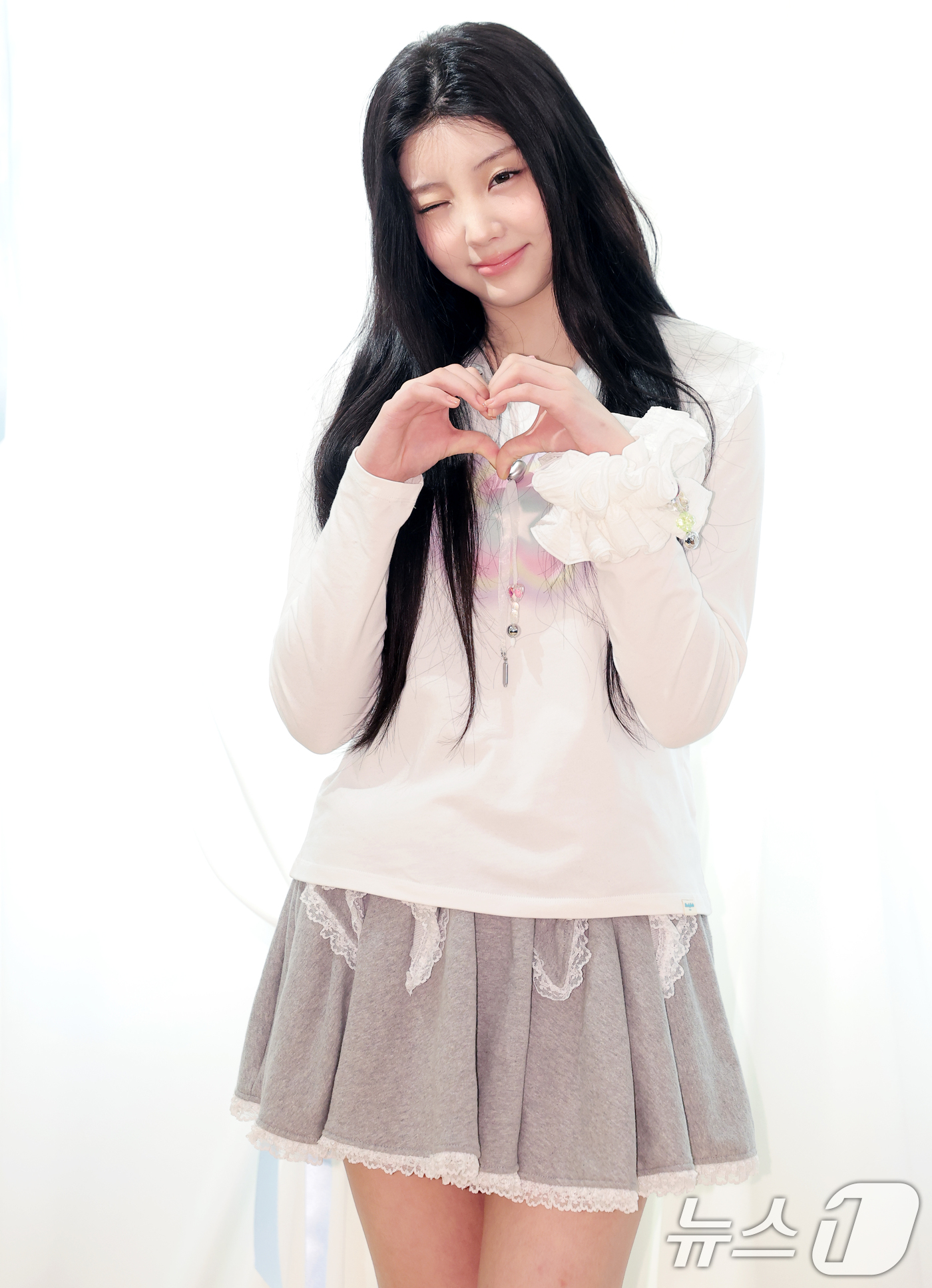 (서울=뉴스1) 권현진 기자 = 그룹 아일릿(ILLIT)의 원희가 6일 서울 성동구 락피쉬웨더웨어에서 열린 락피쉬웨더웨어 X 아일릿 협업 컬렉션 출시 행사에서 포즈를 취하고 있다. …