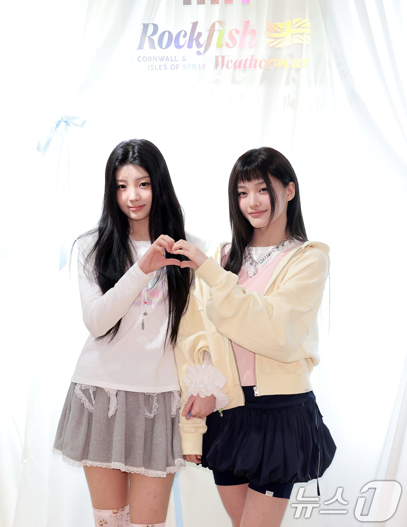 본문 이미지 - 그룹 아일릿(ILLIT)의 원희와 이로하(오른쪽) ⓒ 뉴스1 권현진 기자