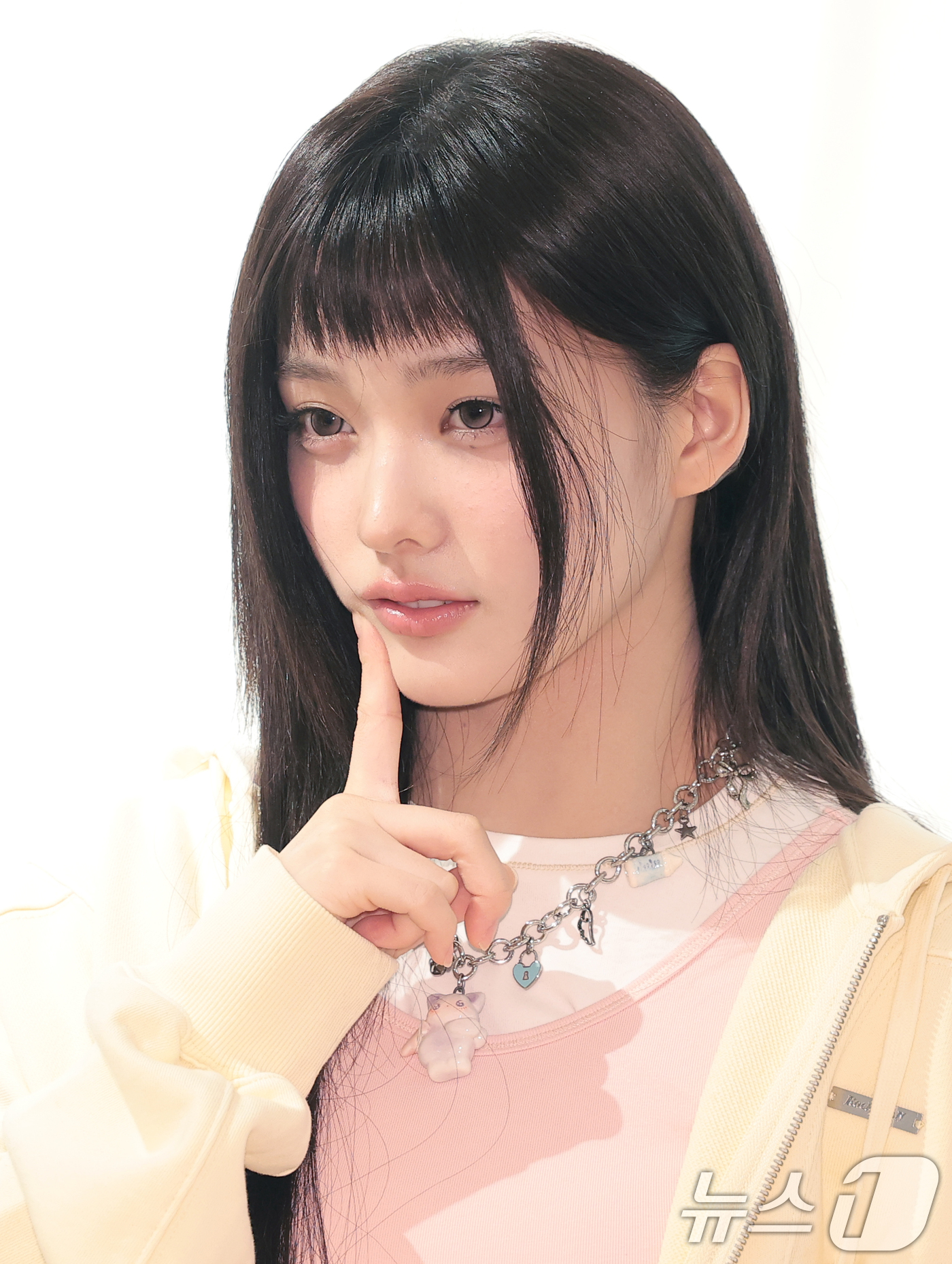 (서울=뉴스1) 권현진 기자 = 그룹 아일릿(ILLIT)의 이로하가 6일 서울 성동구 락피쉬웨더웨어에서 열린 락피쉬웨더웨어 X 아일릿 협업 컬렉션 출시 행사에서 포즈를 취하고 있다 …