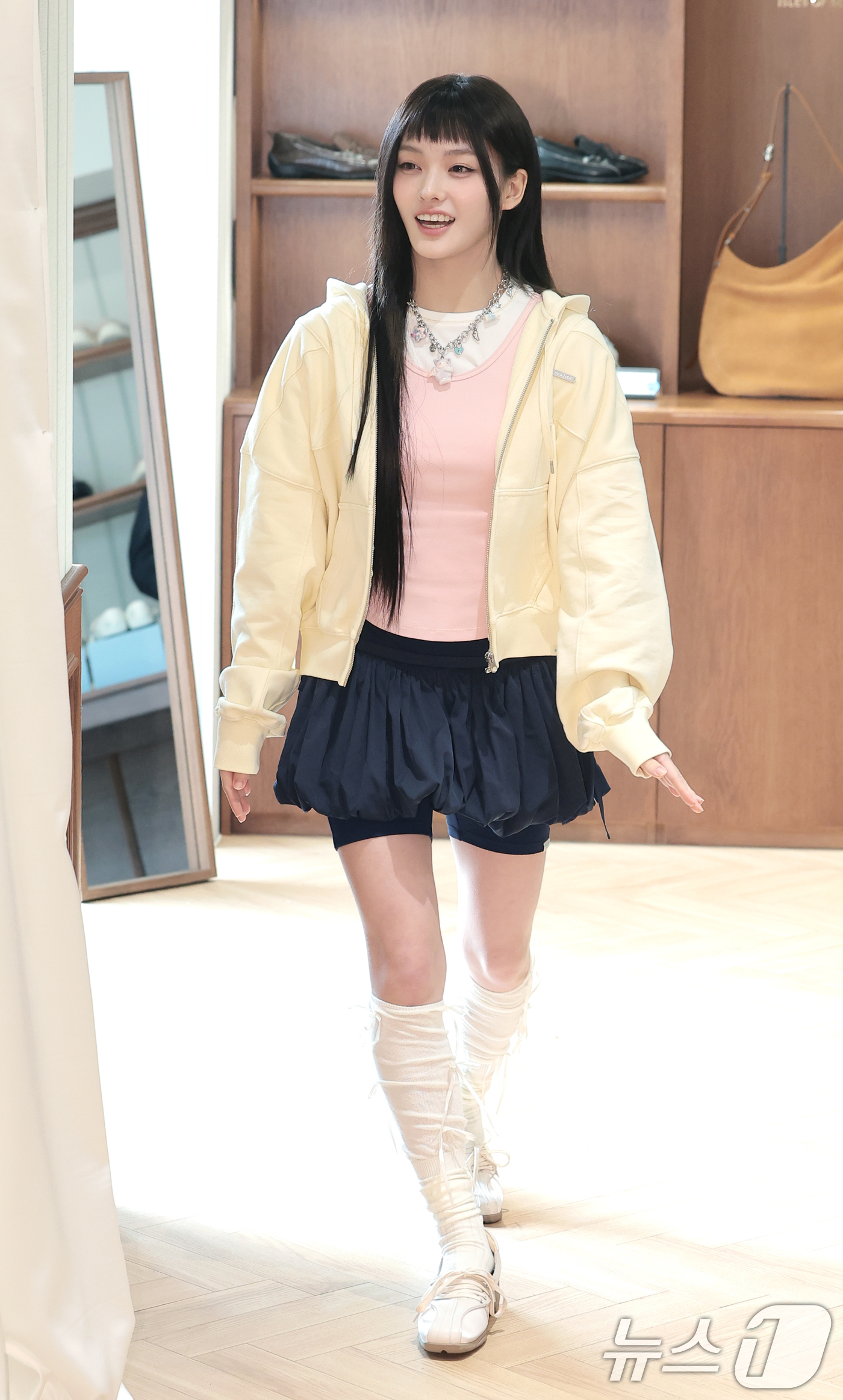 (서울=뉴스1) 권현진 기자 = 그룹 아일릿(ILLIT)의 이로하가 6일 서울 성동구 락피쉬웨더웨어에서 열린 락피쉬웨더웨어 X 아일릿 협업 컬렉션 출시 행사에 참석하고 있다. 20 …