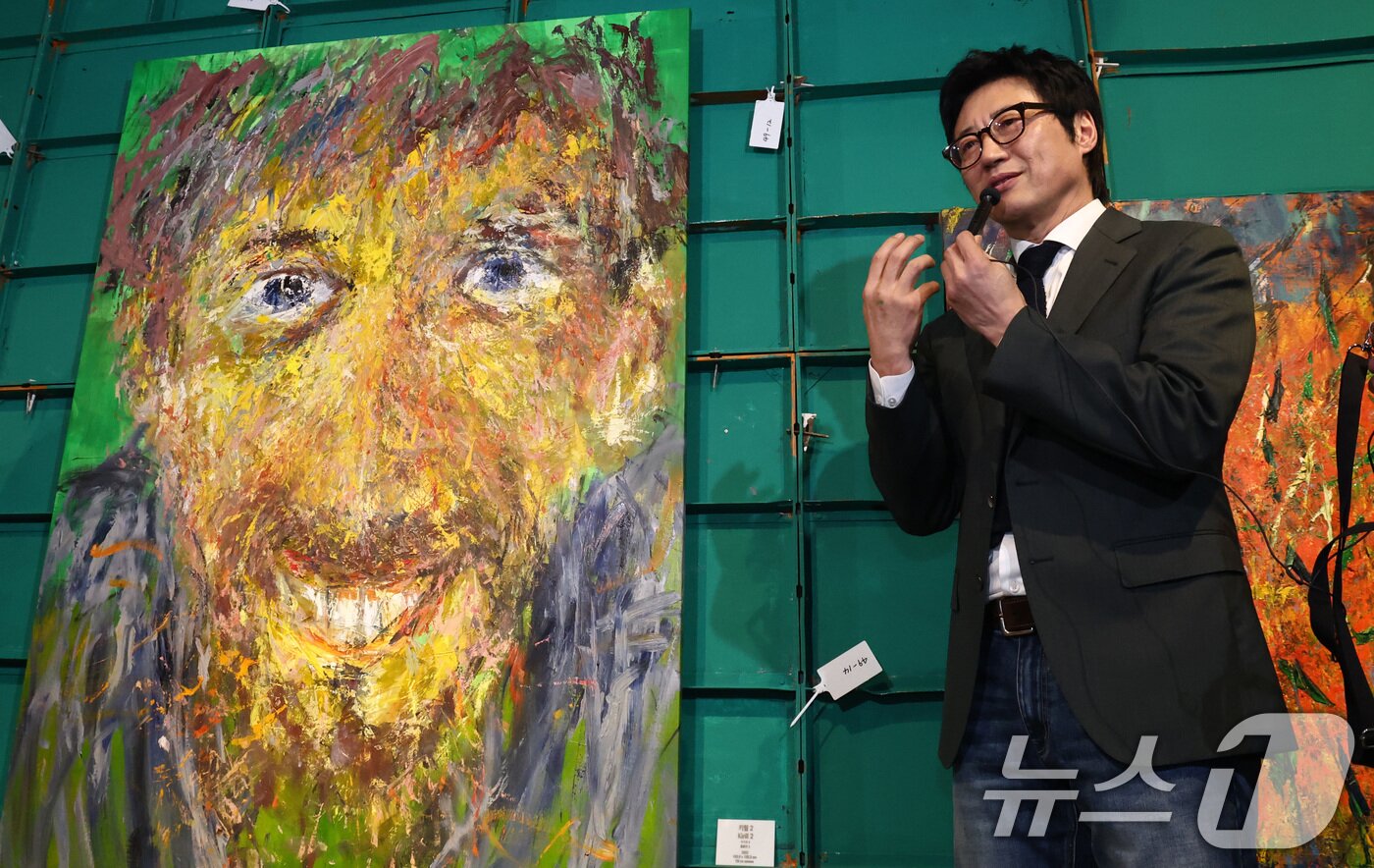 본문 이미지 - 배우 박신양이 6일 서울 종로구 세종문화회관에서 열린 '박신양의 전시쑈: 제4의 벽'·'감정의 발견' 출간 기념 기자간담회에서 작품에 대해 설명하고 있다. 이번 전시는 회화 전시에 연극적 구조를 결합한 한국 최초의 ‘연극적 전시’로 세종미술관에서 6일부터 오는 5월 10일까지 진행된다. 2026.3.6 ⓒ 뉴스1 최지환 기자