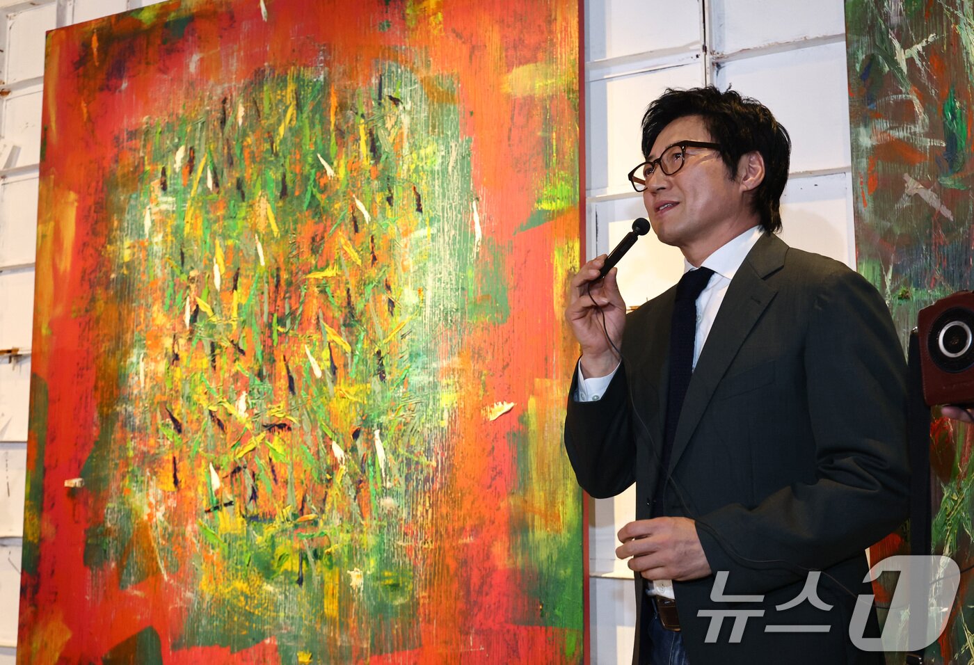 본문 이미지 - 배우 박신양이 6일 서울 종로구 세종문화회관에서 열린 '박신양의 전시쑈: 제4의 벽'·'감정의 발견' 출간 기념 기자간담회에서 작품에 대해 설명하고 있다. 이번 전시는 회화 전시에 연극적 구조를 결합한 한국 최초의 ‘연극적 전시’로 세종미술관에서 6일부터 오는 5월 10일까지 진행된다. 2026.3.6 ⓒ 뉴스1 최지환 기자