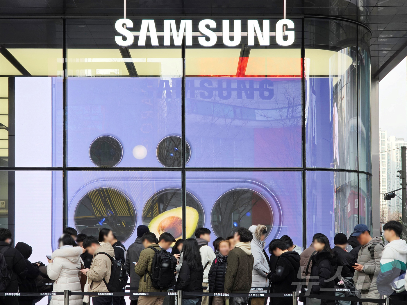 (서울=뉴스1) = 삼성전자가 지난달 27일부터 5일까지 진행한 갤럭시 S26 시리즈 국내 사전 판매에서 135만대를 기록했다고 6일 밝혔다. 사진은 '갤럭시 S26 시리즈' 사전 …