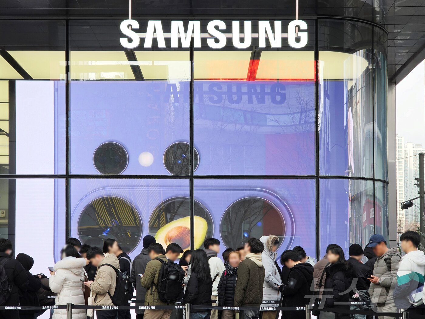 본문 이미지 - 삼성전자가 지난달 27일부터 5일까지 진행한 갤럭시 S26 시리즈 국내 사전 판매에서 135만대를 기록했다고 6일 밝혔다. 사진은 '갤럭시 S26 시리즈' 사전 예약자들이 제품 수령을 위해 대기하고 있는 모습. (삼성전자 제공. 재판매 및 DB 금지) 2026.3.6 ⓒ 뉴스1