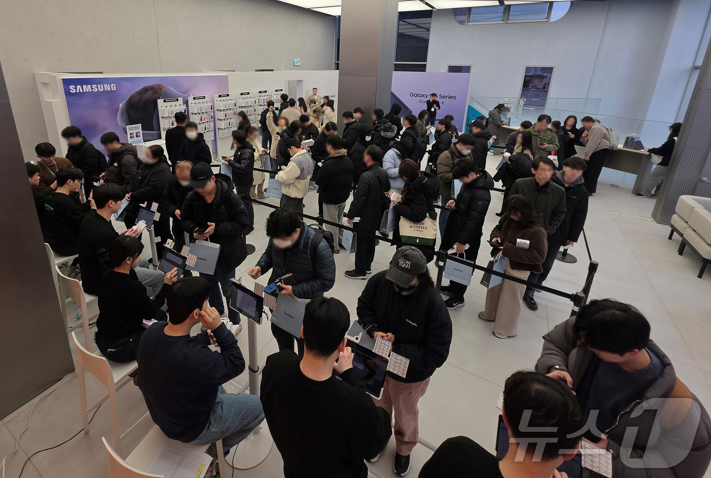 (서울=뉴스1) = 삼성전자가 지난달 27일부터 5일까지 진행한 갤럭시 S26 시리즈 국내 사전 판매에서 135만대를 기록했다고 6일 밝혔다. 사진은 '갤럭시 S26 시리즈' 사전 …