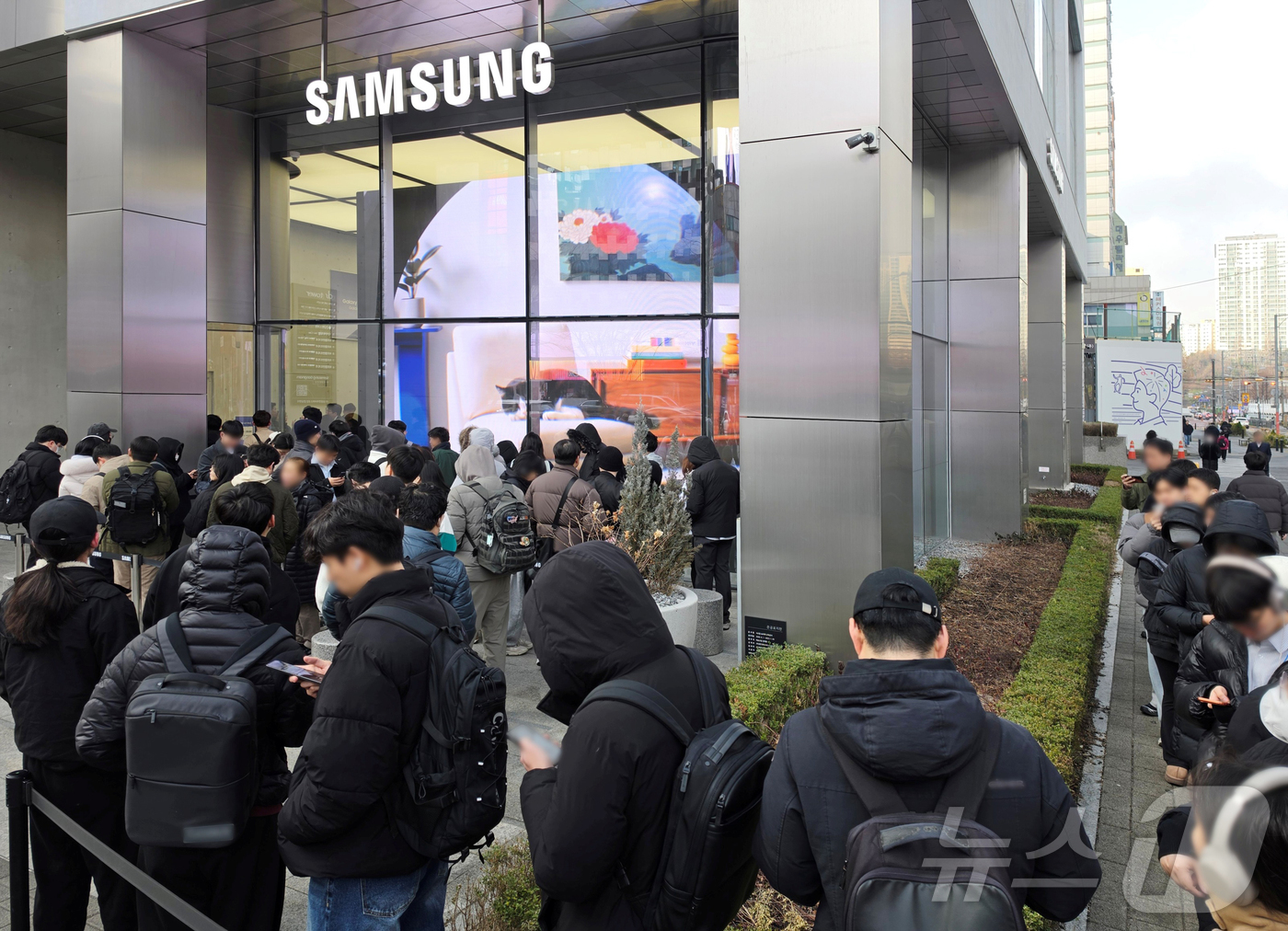 (서울=뉴스1) = 삼성전자가 지난달 27일부터 5일까지 진행한 갤럭시 S26 시리즈 국내 사전 판매에서 135만대를 기록했다고 6일 밝혔다. 사진은 '갤럭시 S26 시리즈' 사전 …