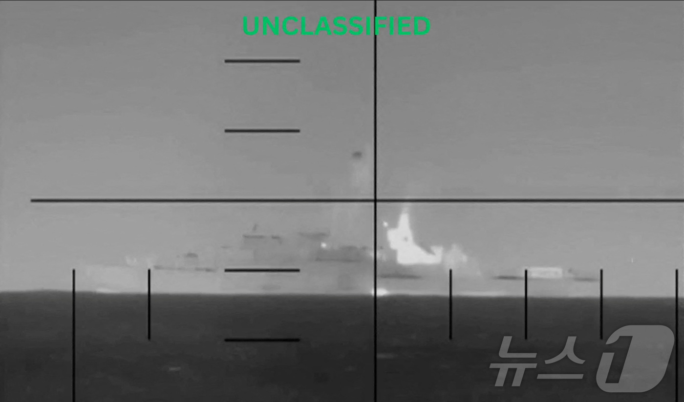 (로이터=뉴스1) 윤다정 기자 = 4일(현지시간) 미군 잠수함이 스리랑카 남부 해안에서 이란 해군 호위함 '아이리스 데나'(IRIS Dena)호를 격침하면서 폭발이 일어나고 있다. …