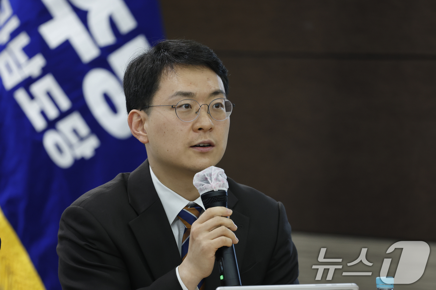 (영광=뉴스1) 김태성 기자 = 박지원 민주당 최고위원이 6일 전남 영광군 농협에서 열린 현장 최고위원회의에서 발언하고 있다. 2026.3.6/뉴스1