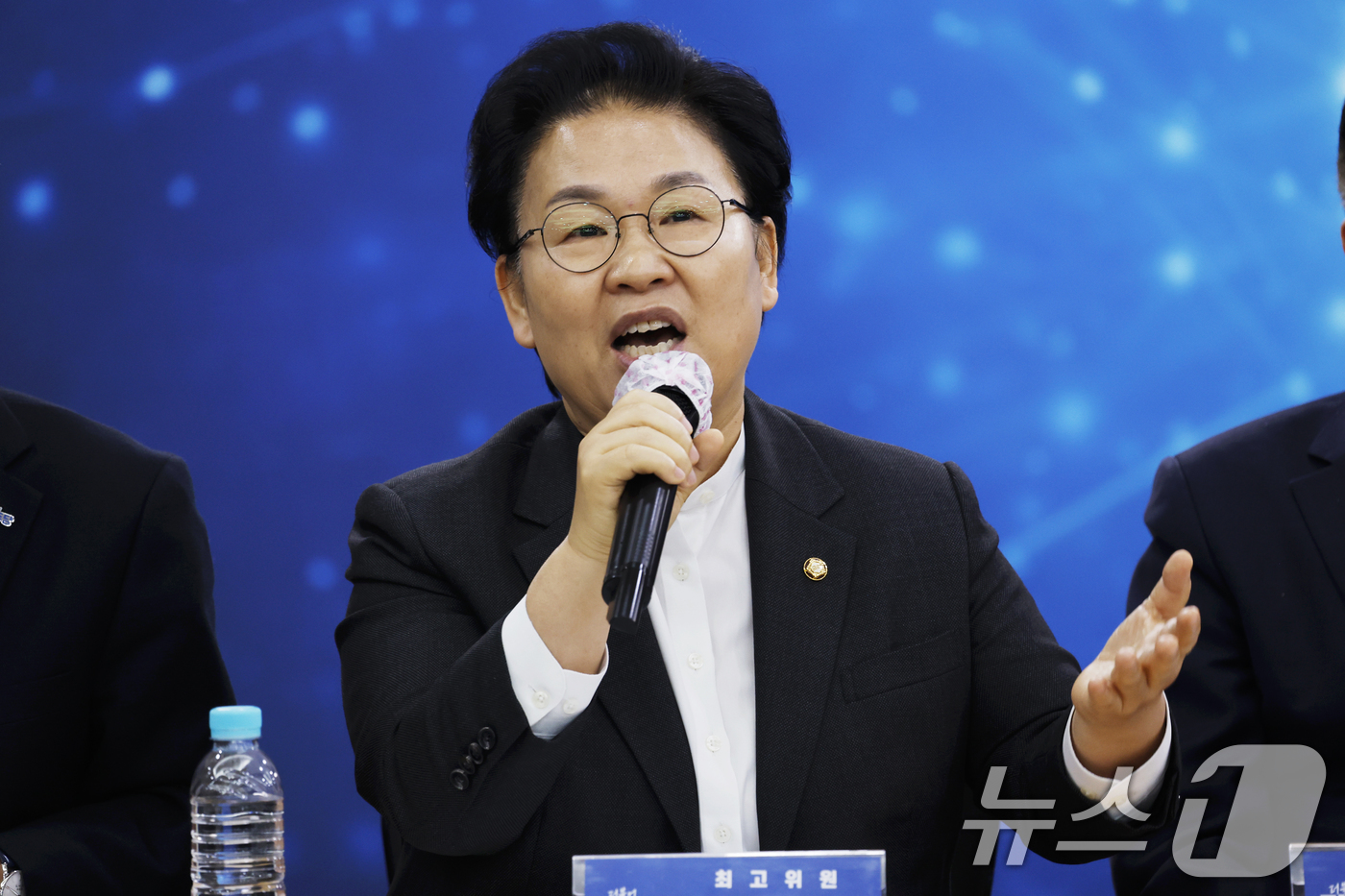 (영광=뉴스1) 김태성 기자 = 문정복 민주당 최고위원이 6일 전남 영광군 농협에서 열린 현장 최고위원회의에서 발언하고 있다. 2026.3.6/뉴스1