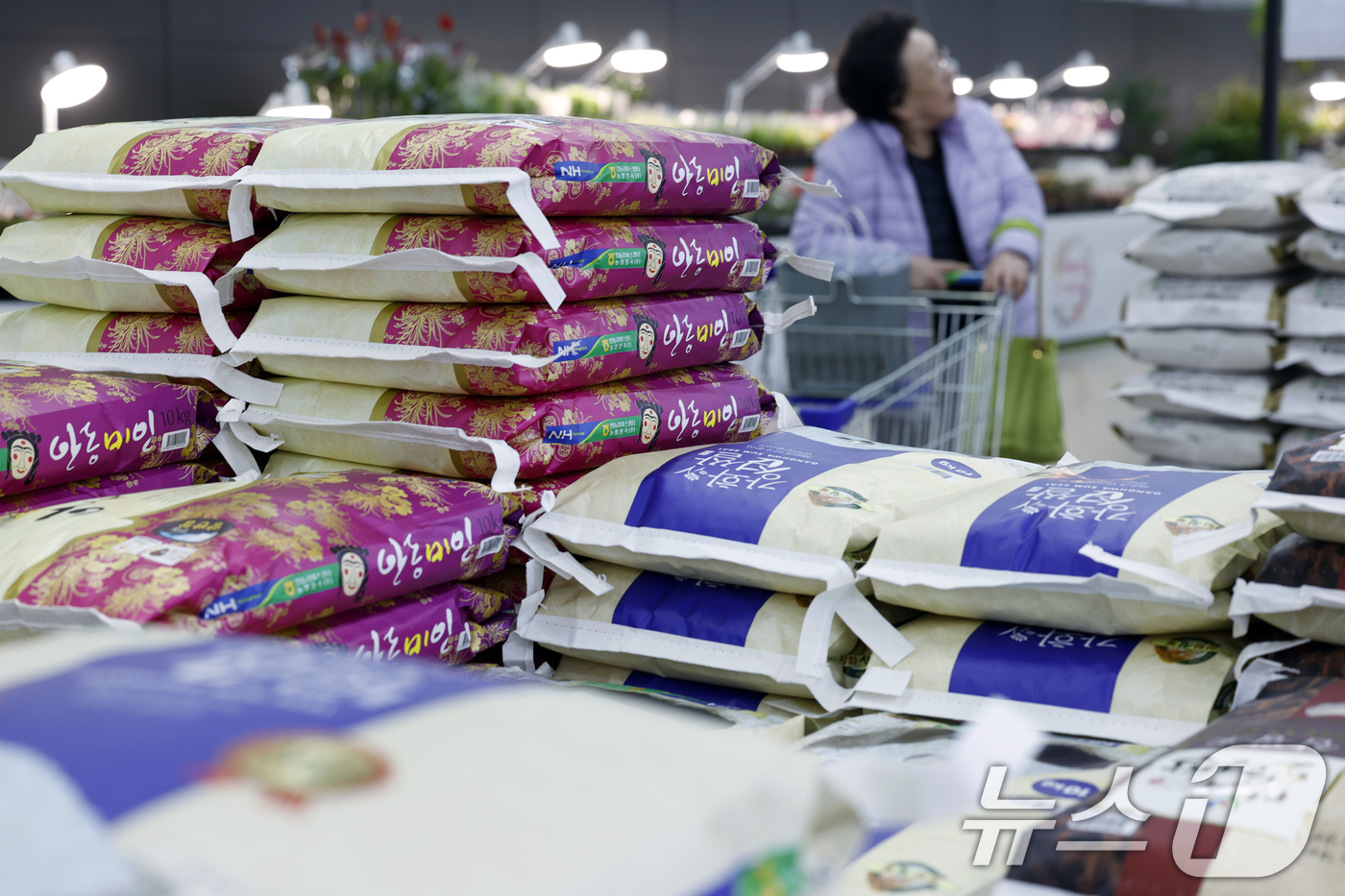 (서울=뉴스1) 박정호 기자 = 지난달 소비자물가 상승률이 전월과 같은 2.0%를 기록하며 6개월 연속 정부의 물가 관리 목표 수준(2.0%)을 유지한 것으로 발표된 6일 서울의 …