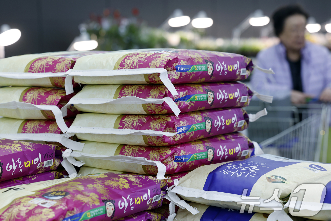 (서울=뉴스1) 박정호 기자 = 지난달 소비자물가 상승률이 전월과 같은 2.0%를 기록하며 6개월 연속 정부의 물가 관리 목표 수준(2.0%)을 유지한 것으로 발표된 6일 서울의 …