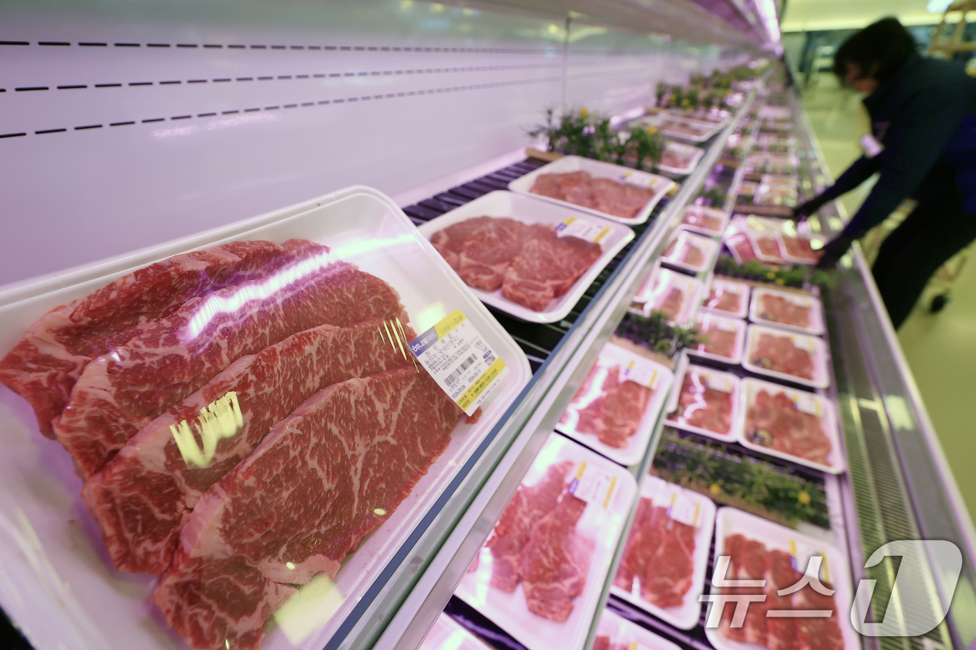 (서울=뉴스1) 박정호 기자 = 지난달 소비자물가 상승률이 전월과 같은 2.0%를 기록하며 6개월 연속 정부의 물가 관리 목표 수준(2.0%)을 유지한 것으로 발표된 6일 서울의 …