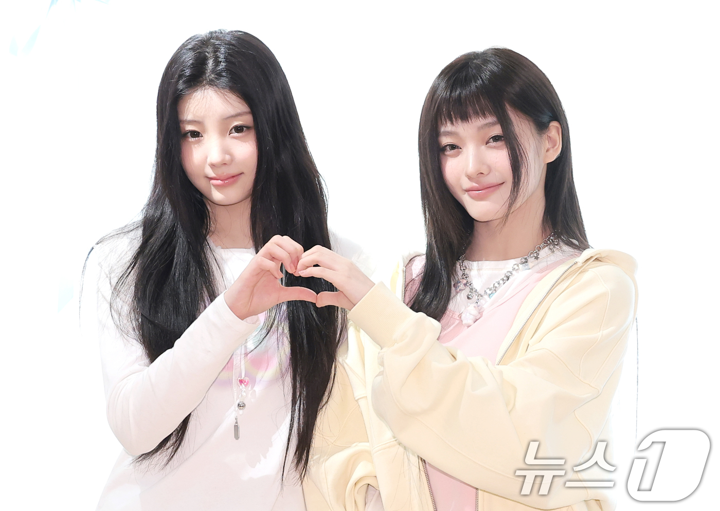 (서울=뉴스1) 권현진 기자 = 그룹 아일릿(ILLIT)의 원희와 이로하(오른쪽)가 6일 서울 성동구 락피쉬웨더웨어에서 열린 락피쉬웨더웨어 X 아일릿 협업 컬렉션 출시 행사에서 포 …