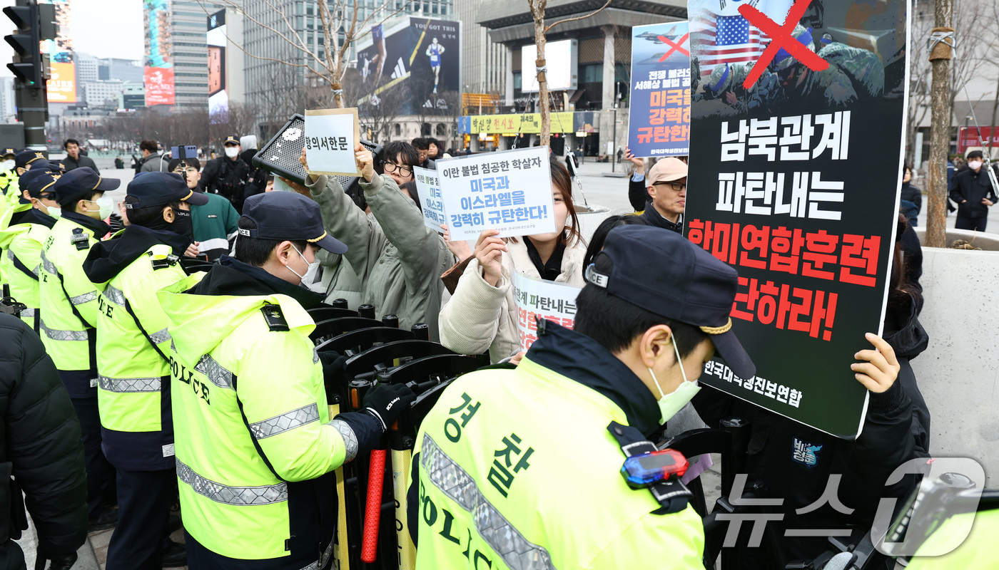 (서울=뉴스1) 최지환 기자 = 한국대학생진보연합을 비롯한 진보 시민단체 회원들이 6일 서울 종로구 주한미국대사관 인근에서 열린 한미연합훈련 중단 촉구 기자회견을 마치고 항의서한문 …