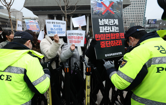 한미연합훈련 중단 요구하며 경찰과 대치하는 시민단체