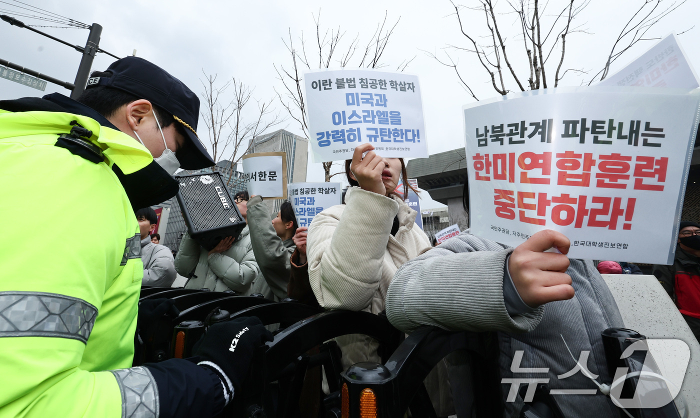 (서울=뉴스1) 최지환 기자 = 한국대학생진보연합을 비롯한 진보 시민단체 회원들이 6일 서울 종로구 주한미국대사관 인근에서 열린 한미연합훈련 중단 촉구 기자회견을 마치고 항의서한문 …