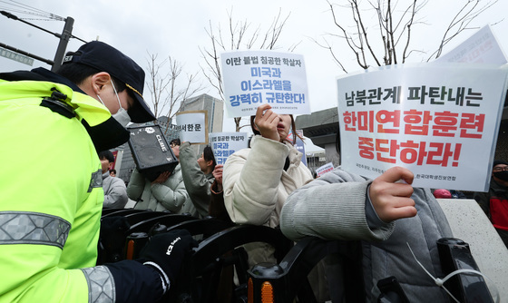 미국 대사관 향해 구호 외치는 대진연