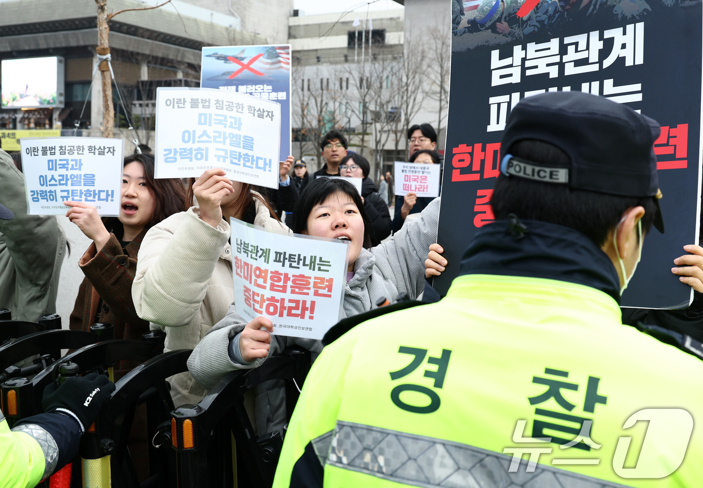 (서울=뉴스1) 최지환 기자 = 한국대학생진보연합을 비롯한 진보 시민단체 회원들이 6일 서울 종로구 주한미국대사관 인근에서 열린 한미연합훈련 중단 촉구 기자회견을 마치고 항의서한문 …