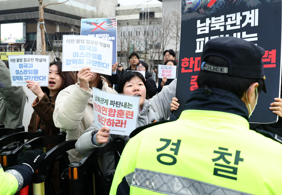 미국대사관 이동 중 경찰에 가로막힌 대진연