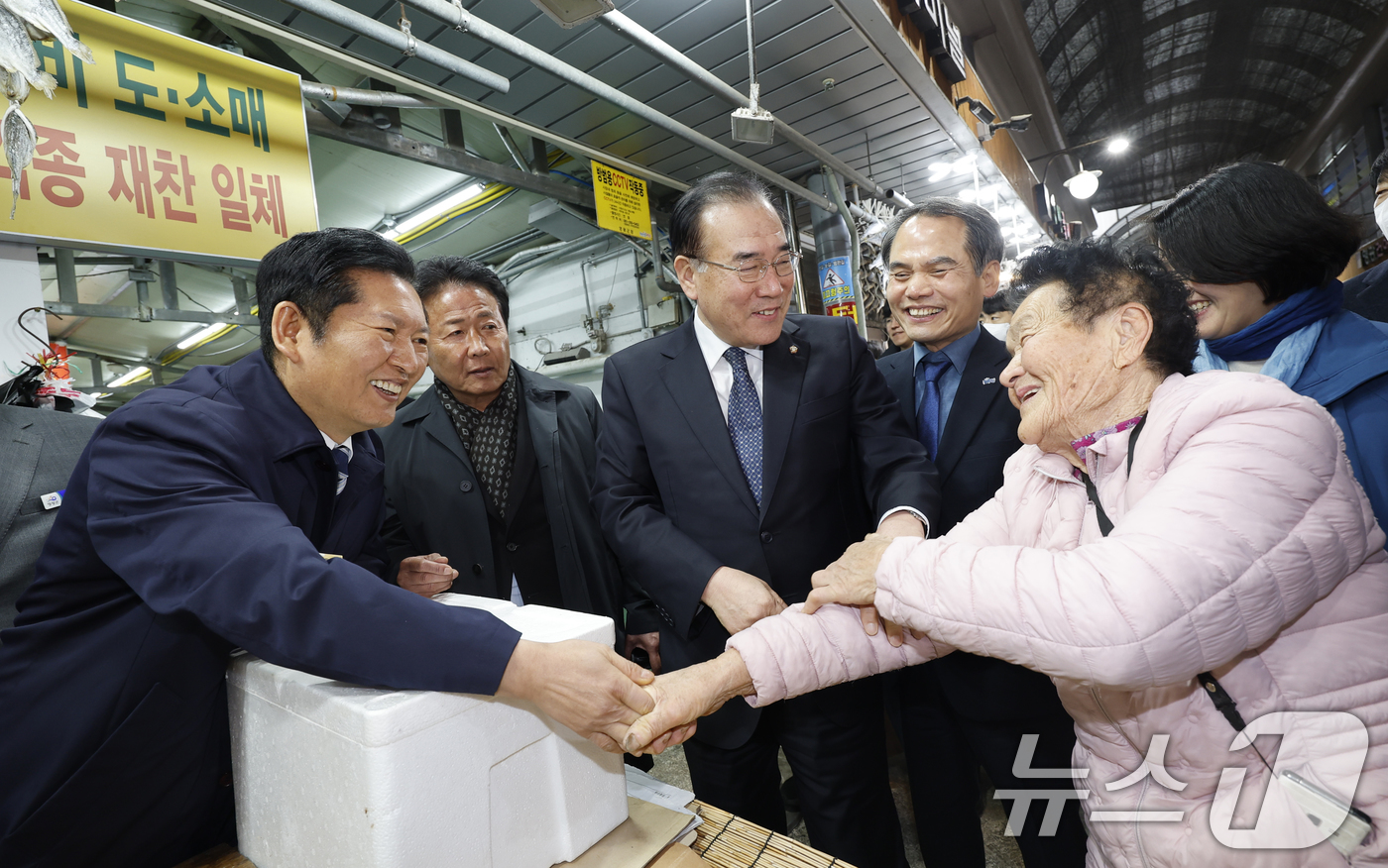 (영광=뉴스1) 김태성 기자 = 정청래 더불어민주당 대표가 6일 전남 영광군에서 열린 현장 최고위원회의를 마치고 영광터미널 시장에서 상인들과 인사를 하고 있다. 2026.3.6/뉴 …