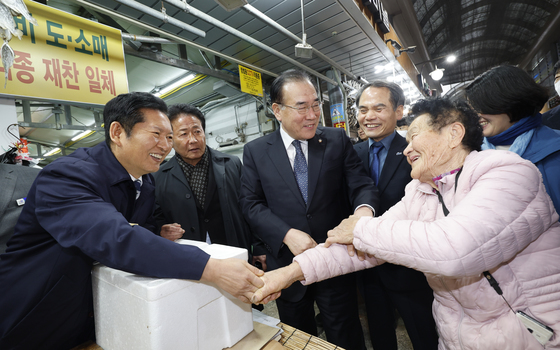 영광 군민과 환하게 인사하는 정청래  대표