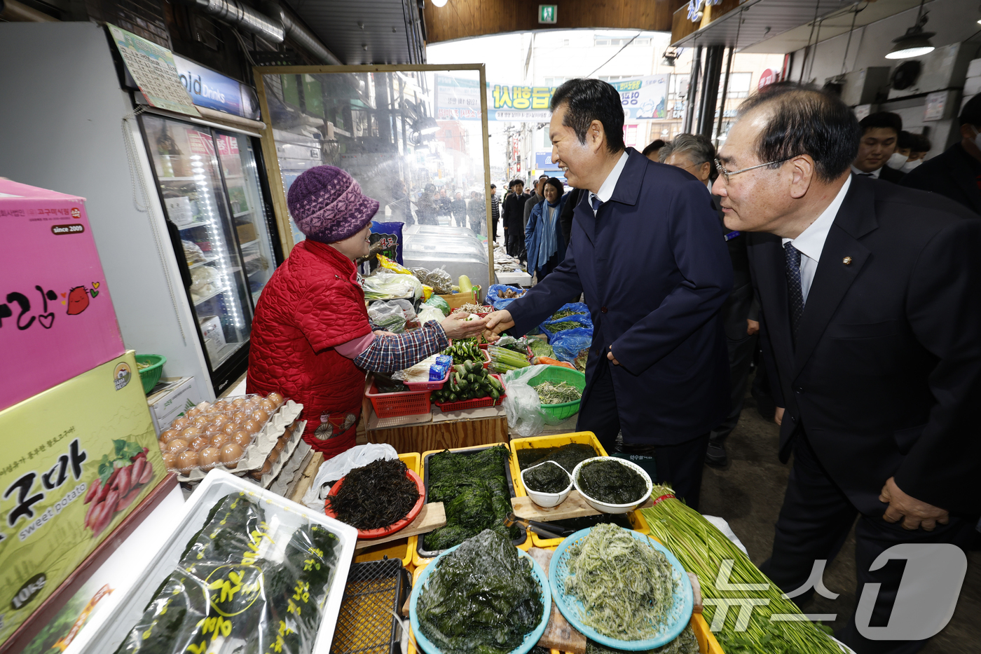 (영광=뉴스1) 김태성 기자 = 정청래 더불어민주당 대표가 6일 전남 영광군 영광터미널시장을 방문해 상인들과 인사를 나누고 있다. 2026.3.6/뉴스1