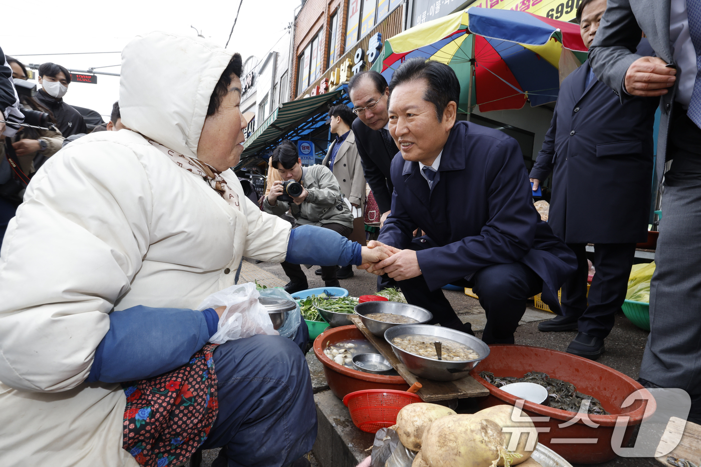 (영광=뉴스1) 김태성 기자 = 정청래 더불어민주당 대표가 6일 전남 영광군 영광터미널시장을 방문해 상인들과 인사를 나누고 있다. 2026.3.6/뉴스1