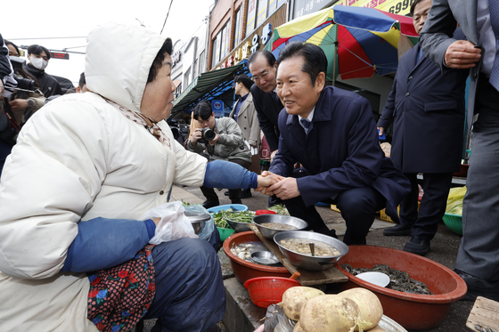 영광에서 상인들 만나는 정청래 대표