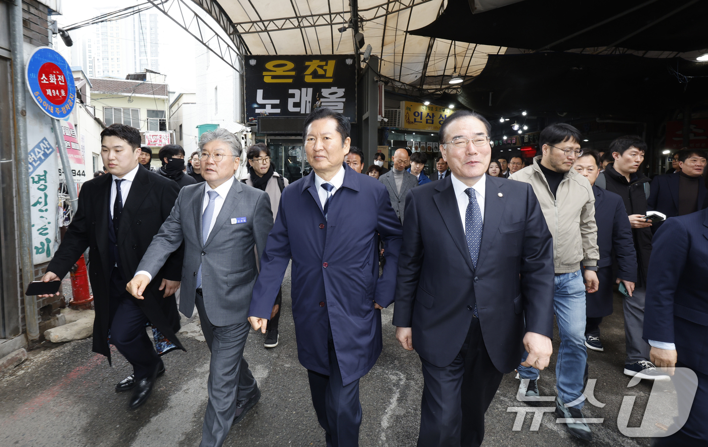 (영광=뉴스1) 김태성 기자 = 정청래 더불어민주당 대표가 6일 전남 영광군 영광터미널 시장을 이개호 의원과 함께 방문하고 있다. 2026.3.6/뉴스1