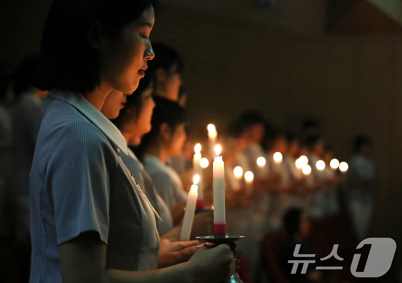 (대구=뉴스1) 공정식 기자 = 6일 대구 달서구 계명대학교 성서캠퍼스에서 열린 '2026학년도 나이팅게일 선서식'에서 임상실습을 앞둔 간호대학 3학년 학생 158명이 나이팅게일의 …