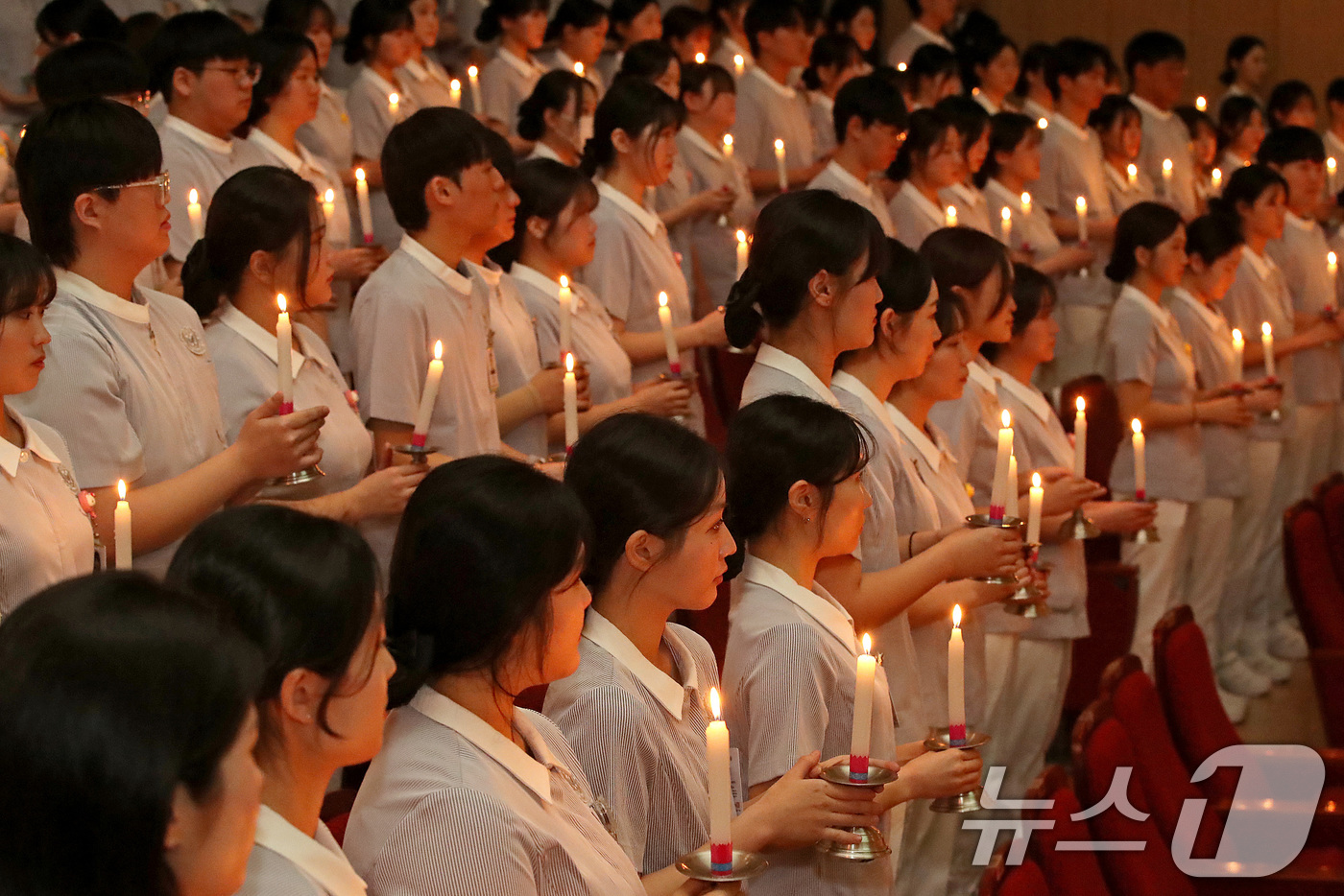 (대구=뉴스1) 공정식 기자 = 6일 대구 달서구 계명대학교 성서캠퍼스에서 열린 '2026학년도 나이팅게일 선서식'에서 임상실습을 앞둔 간호대학 3학년 학생 158명이 나이팅게일의 …
