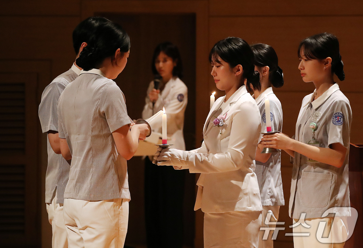 (대구=뉴스1) 공정식 기자 = 6일 대구 달서구 계명대학교 성서캠퍼스에서 열린 '2026학년도 나이팅게일 선서식'에서 임상실습을 앞둔 간호대학 3학년 학생 158명이 나이팅게일의 …