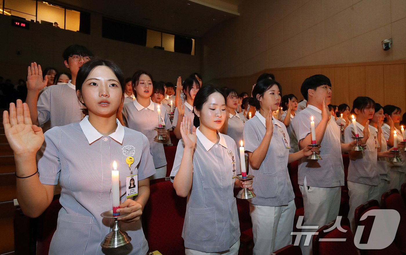 (대구=뉴스1) 공정식 기자 = 6일 대구 달서구 계명대학교 성서캠퍼스에서 열린 '2026학년도 나이팅게일 선서식'에서 임상실습을 앞둔 간호대학 3학년 학생 158명이 나이팅게일의 …