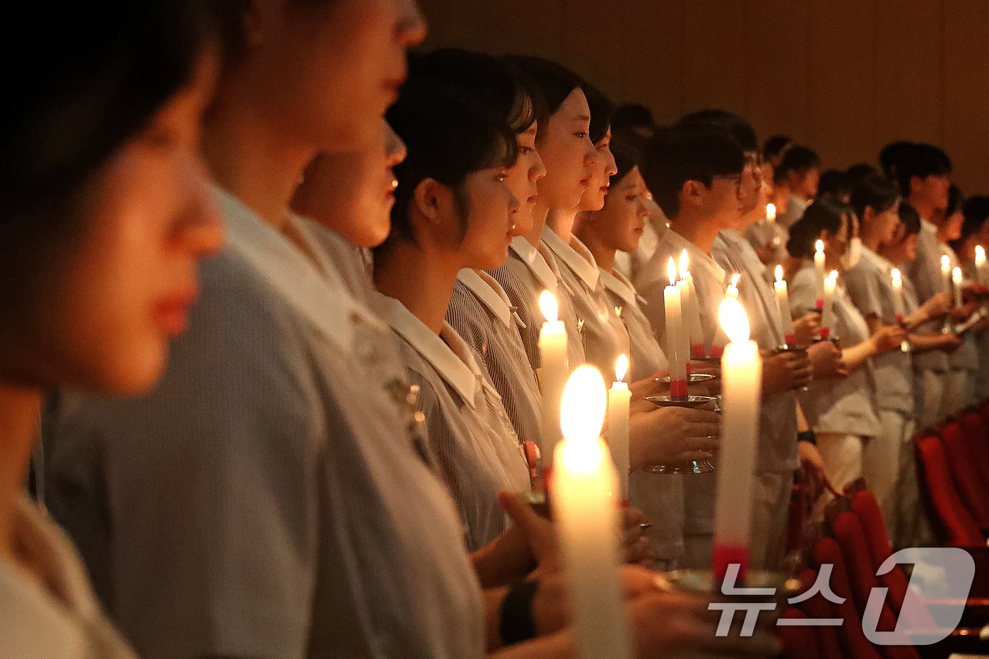 (대구=뉴스1) 공정식 기자 = 6일 대구 달서구 계명대학교 성서캠퍼스에서 열린 '2026학년도 나이팅게일 선서식'에서 임상실습을 앞둔 간호대학 3학년 학생 158명이 나이팅게일의 …
