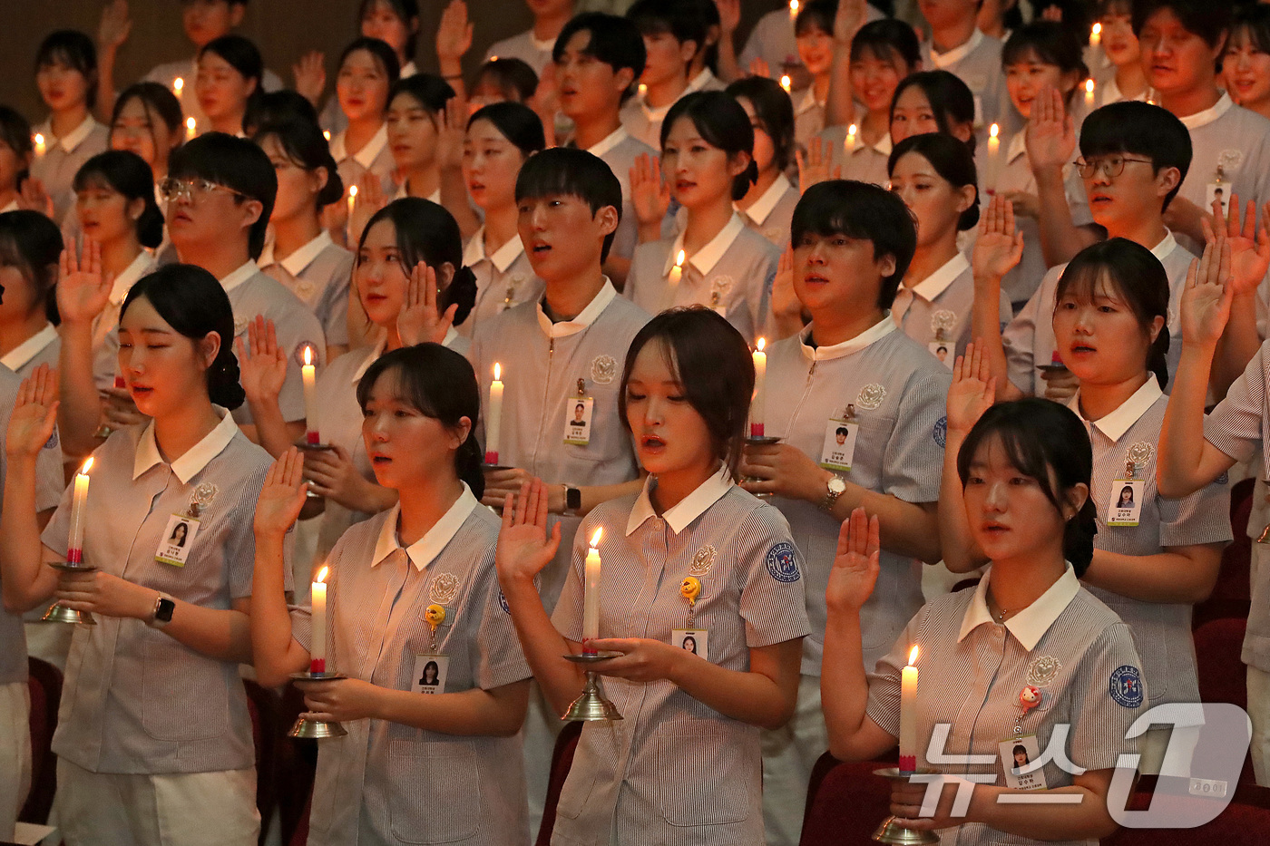 (대구=뉴스1) 공정식 기자 = 6일 대구 달서구 계명대학교 성서캠퍼스에서 열린 '2026학년도 나이팅게일 선서식'에서 임상실습을 앞둔 간호대학 3학년 학생 158명이 나이팅게일의 …