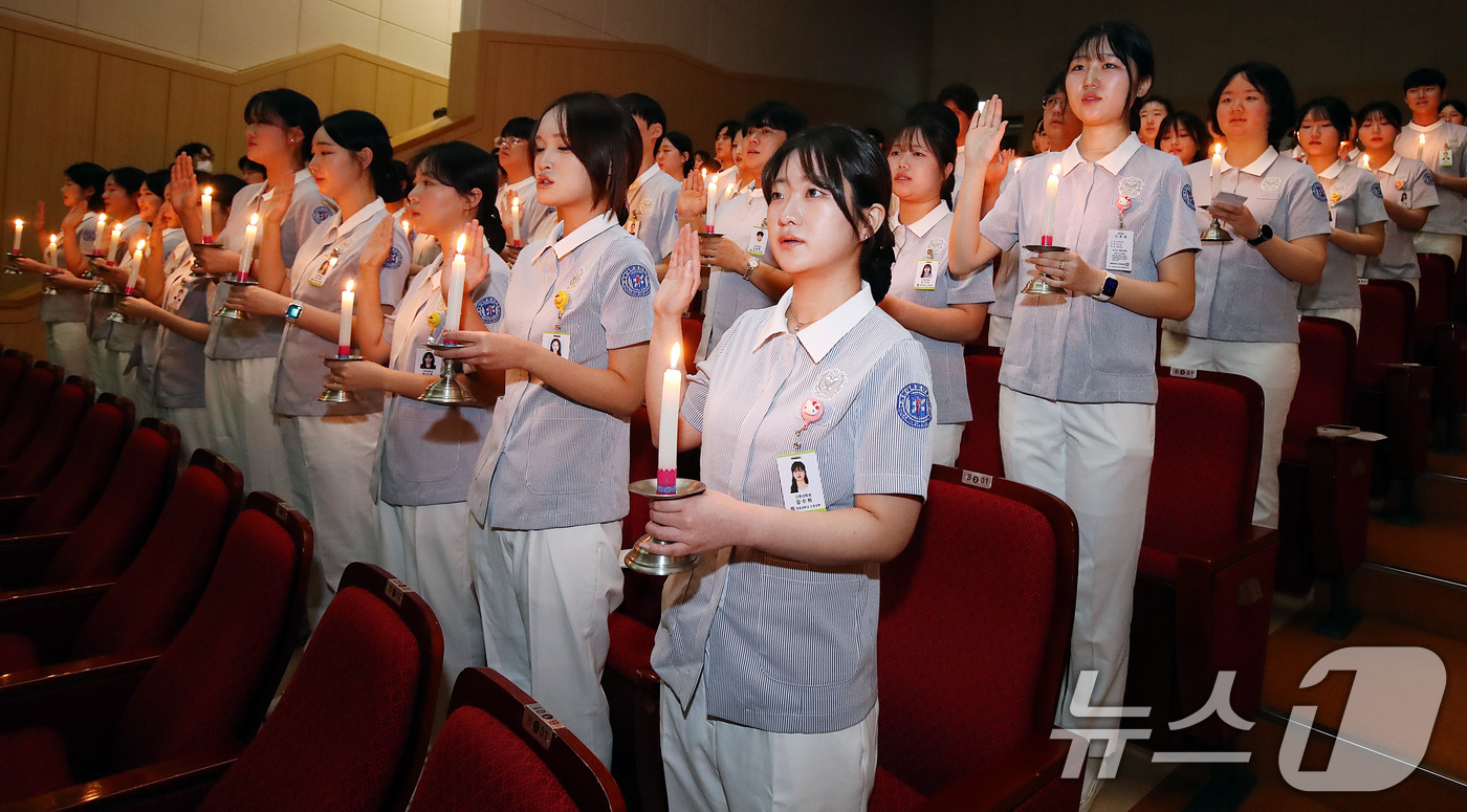 (대구=뉴스1) 공정식 기자 = 6일 대구 달서구 계명대학교 성서캠퍼스에서 열린 '2026학년도 나이팅게일 선서식'에서 임상실습을 앞둔 간호대학 3학년 학생 158명이 나이팅게일의 …